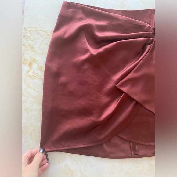 🏷️ 🛍️ NWOT Express Copper Color Drape Front Silk Skirt 🏷️ 🛍️ - Picture 3 of 7